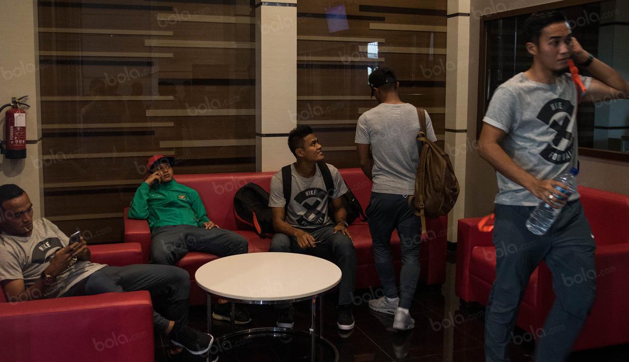 Para pemain Timnas Indonesia rileks jelang keberangkatan menuju Vietnam di Hotel Lor In, Jawa Barat, Minggu (4/12/2016). (Bola.com/Vitalis Yogi Trisna)