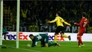 Ekspresi pemain Dortmund, Mats Hummels, setelah mencetak gol ke gawang Liverpool pada laga leg pertama perempat final Liga Europa di Stadion Signal Iduna Park, Dortmund, Jumat (8/4/2016) dini hari WIB. (AFP/Patrik Stollarz)