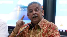 Direktur Utama (Dirut) PLN Sofyan Basir memberi keterangan pers setelah rumahnya digeledah oleh KPK, Jakarta, Senin (16/7). Sofyan mengaku menghormati proses hukum yang dilakukan oleh KPK. (Liputan6.com/Arya Manggala)