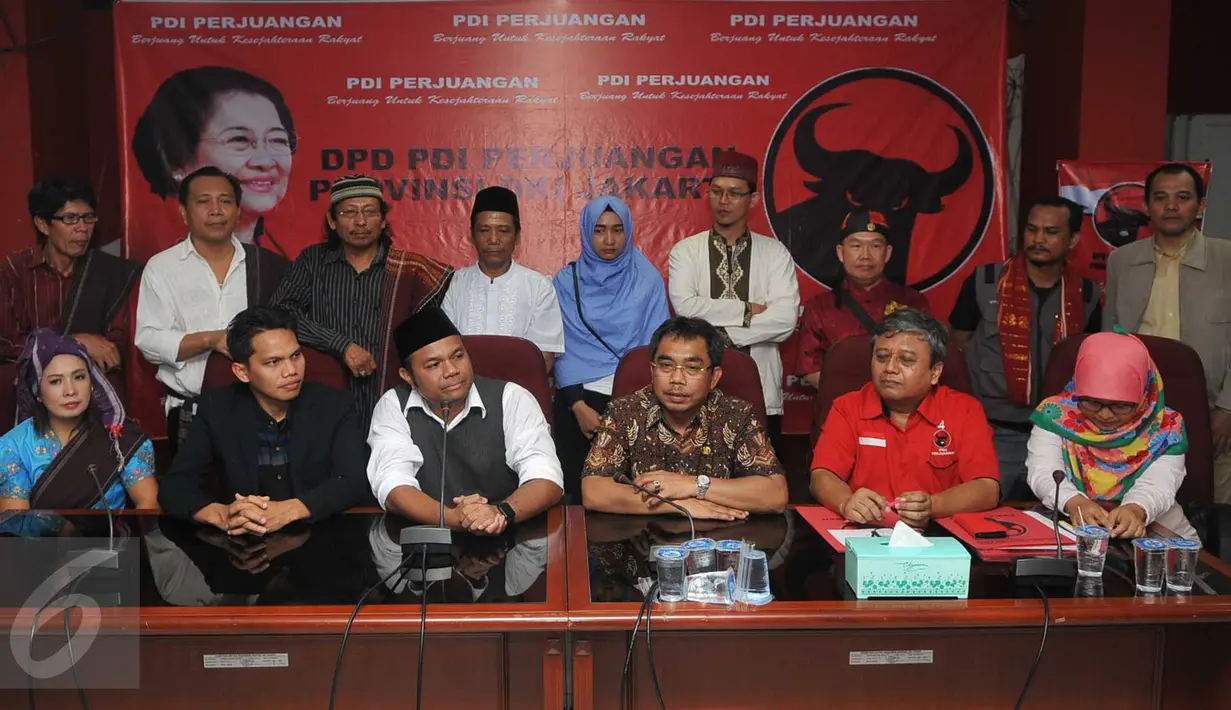 Pengusaha Muhamad Idrus (ketiga kiri) saat mendatangi Kantor DPD PDIP DKI Jakarta, (20/4). Kader PKS tersebut siap maju dalam Pilgub DKI Jakarta 2017 melalui visi dan misinya. (Liputan6.com/Gempur M Surya)