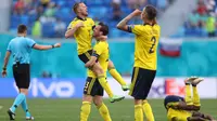 Timnas Swedia merayakan kemenangan pertama mereka di fase grup Euro 2020 setelah menang tipis 1-0 atas lawannya Slovakia di Stadion Krestovsky, Saint Petersburg, Rusia pada Jumat (18/06/2021) malam WIB. (Foto: AP/Pool/Lars Baron)