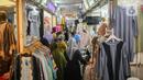 <p>Pengunjung melihat pakaian di pusat perbelanjaan Blok B Tanah Abang, Jakarta, Kamis (12/10/2023). (Liputan6.com/Faizal Fanani)</p>