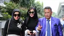 "Yang kedua, Syharini tidak pernah dibayar 5 perak pun, tapi Syahrini membayar sampai 200 juta lebih. Syahrini tidak pernah terima uang 5 perak pun dr First Travel," kata Hotman Paris Hutapea kuasa hukum Syahrini. (Adrian Putra/Bintang.com)