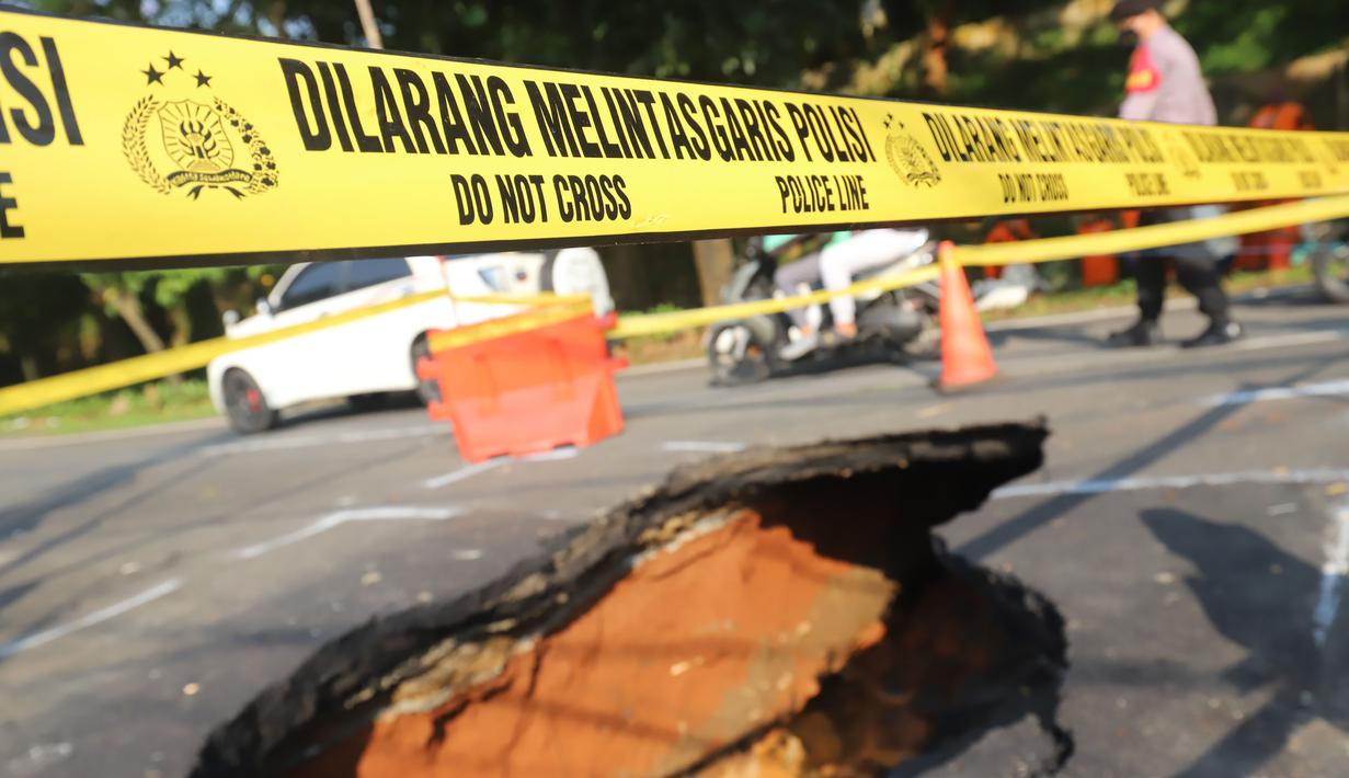 Kondisi ruas jalan yang ditutup sebagian akibat amblas di Jalan Raya Lenteng Agung, Jakarta Selatan, Jumat (29/5/2026). (merdeka.com/Arie Basuki)