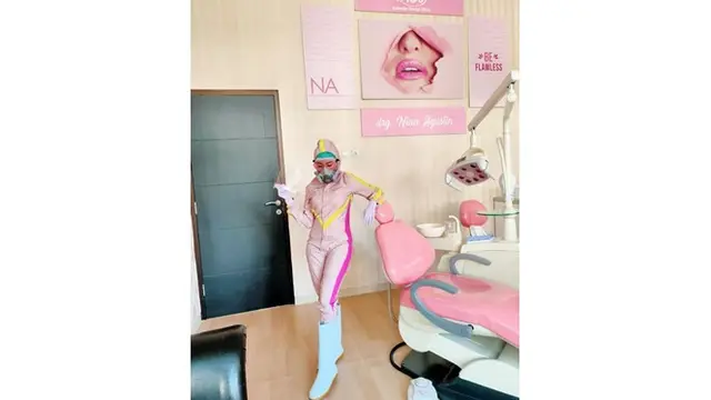 Tetap Stylish, Ini 6 Gaya Dokter Nina Agustin saat Pakai APD yang Fashionable
