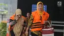 Tersangka Anggota DPRD Kota Malang Asia Iriani (kanan) dan Een Ambarsari (kiri) tiba di Gedung KPK, Jakarta, Rabu (21/11). Asia dan Een diperiksa sebagai tersangka. (Merdeka.com/Dwi Narwoko)