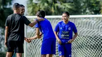 Evan Dimas dan Andik Rendika Rama halal bihalal bersalaman dengan vidio analis arema, FX Yanuar sebelum latihan dimulai. (Bola.com/Iwan Setiawan)