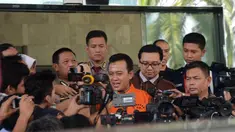 KPK memeriksa pasangan suami istri, Bupati Karawang Ade Swara dan Nurlatifah sebagai tersangka, Selasa (5/8/14). (Liputan6.com/Miftahul Hayat)