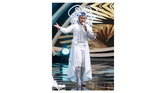 Gaya Busana Nassar Mirip Seperti Acara Met Gala Ini Bikin Senyum-senyum