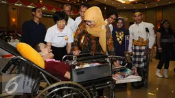 Menteri Sosial, Khofifah Indar Parawansa berkomunikasi dengan salah satu penyandang disabiltas di Jakarta, Senin (28/12/2015). Mensos memberikan bantuan sejumlah fasilitas penunjang bagi penyandang disabilitas. (Liputan6.com/Helmi Fithriansyah)