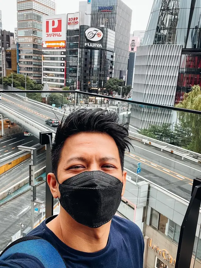 6 Potret Ariel NOAH Liburan di Jepang, Bahagia Kunjungi Patung Gundam