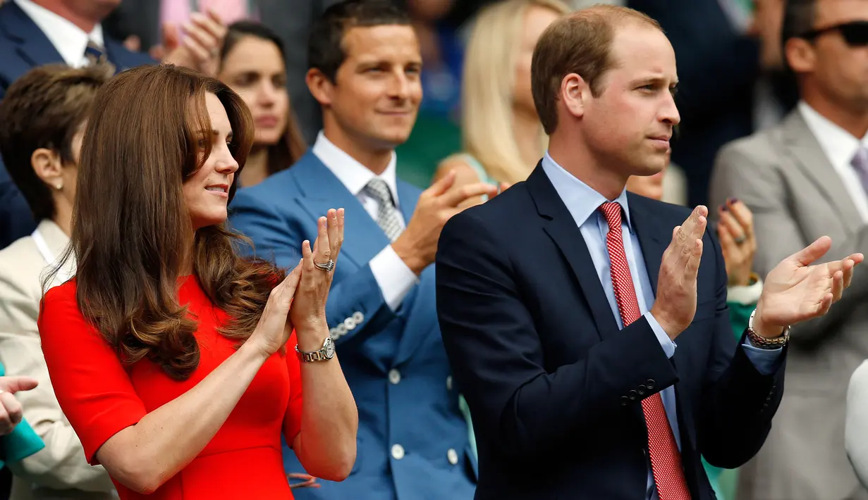 Duchess of Cambridge Kate Middleton dan Pangeran William memberikan tepuk tangan meriah saat menyaksikan ajang Wimbledon Tennis Championships, London, Rabu (8/7/2015). (Reuters/Andrew Couldridge Livepic)