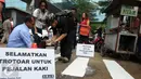 Para Aktivis Pejalan Kaki mengecat marka jalan  di kawasan Tosari, Jakarta, Jumat (11/12). Mereka mengajak masyarakat agar sadar untuk berlalu lintas jalan yang aman dan selamat. (Liputan6.com/Helmi Afandi)