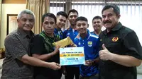 Persib U-19 mendapat bonus dari KONI Jawa Barat, Rabu (28/11/2018). (Bola.com/Erwin Snaz)