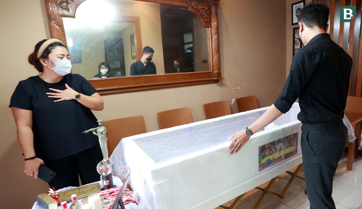 Foto Suasana Rumah Duka Pelatih Legendaris Indonesia Benny Dolo
