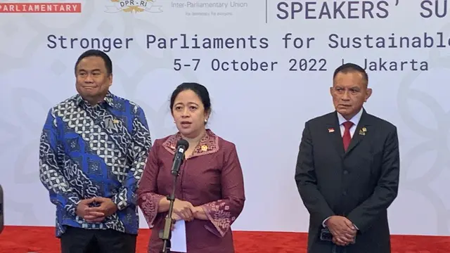 Ketua DPR RI Puan Maharani didampingi oleh Wakil Ketua DPR RI Rahmat Gobel dan Lodewijk Freidrich Paulus dalam press conference usai penyelenggaraan P20 di Gedung DPR, Jumat (7/10/2022). (Liputan6/Benedikta Miranti)