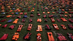 Kondisi ribuan jaket pelampung para pengungsi, yang dipajang di dekat Gedung Parlemen London, Inggris, Senin (19/9). Berdasarkan data UNHCR setiap hari terdapat 11 orang, yang meninggal dunia saat menyebrang ke Eropa, sejak 2015. (Daniel Leal-Olivas/AFP)