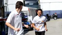 Rio Haryanto bersama pelatih fisik, Moises Vila Blanch, menjalani sesi pemanasan dengan berlari-lari kecil di sekitar paddock GP2. (Bola.com/Reza Khomaini)