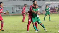 Pemain PS TNI, Aldino Herdiianto saat dihadang pemain Semen Padang pada lanjutan Torabika SC 2016 di Stadion Pakansari, Bogor, Minggu (23/10/2016). (Bola.com/Nicklas Hanoatubun)