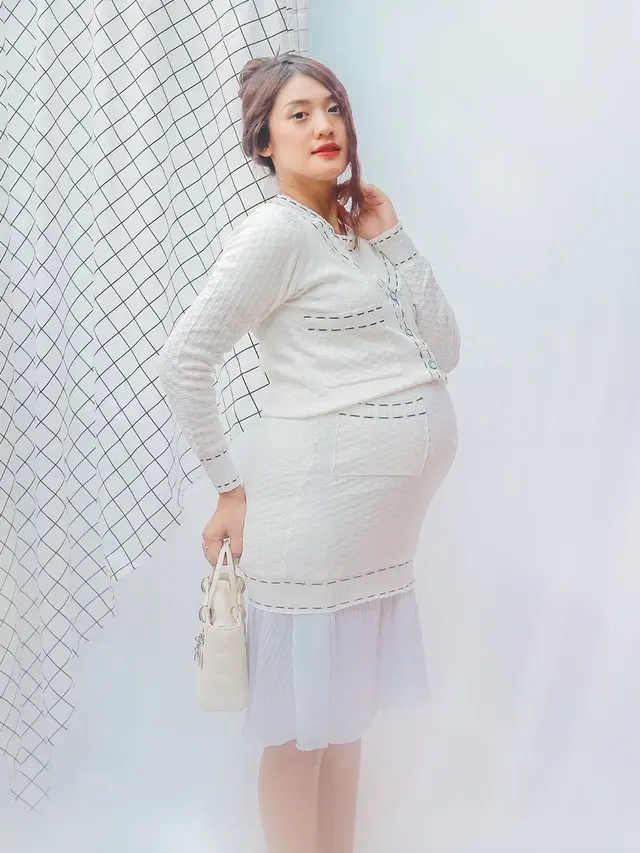 6 Gaya Anissa Aziza saat Lakukan Maternity Shoot, Penuh Kebahagian