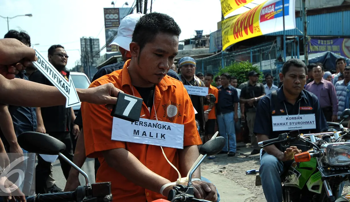 Tersangka saat rekonstruksi pembunuhan dan pencurian juragan beras Mamat Syurohmat yang terjadi pada 21 Maret lalu di Ciracas, Jakarta, Kamis (17/6/2015). Tujuh orang pelaku memperagakan 20 adegan rekonstruksi. (Liputan6.com/Yoppy Renato)