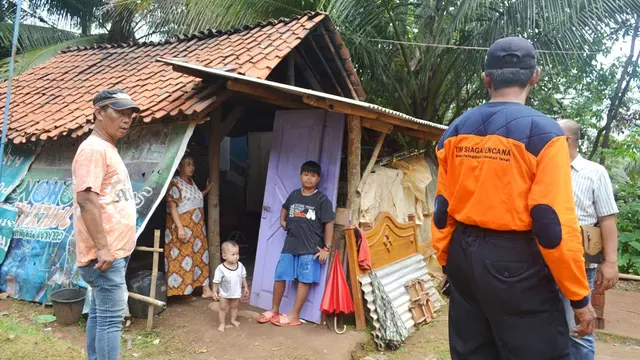 Korban longsor ada yang tinggal di gubuk bekas kandang ayam dan tempat pembuatan bata. (Foto: Liputan6.com/Muhamad Ridlo)
