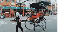 Tur wisata becak di Tokyo, Jepang. (dok. Instagram @elpilogue/ https://www.instagram.com/p/Bl8N_DShACO/?hl=en&tagged=rickshawasakusa/Dinny Mutiah)