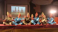 Tari Indang asal Sumatera Barat yang dibawakan oleh 12 Prajurit TNI Satgas Indobatt ini mendapat sambutan yang meriah dari penonton