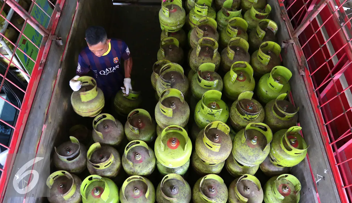 Meski alokasi subsidi dalam RAPBNP 2016 Kementerian ESDM dipangkas dari Rp63,69 triliun menjadi Rp40,64 triliun, harga gas LPG 3 kg dipastikan tidak akan mengalami kenaikan, Jakarta, Kamis (30/6). (Liputan6.com/Angga Yuniar)