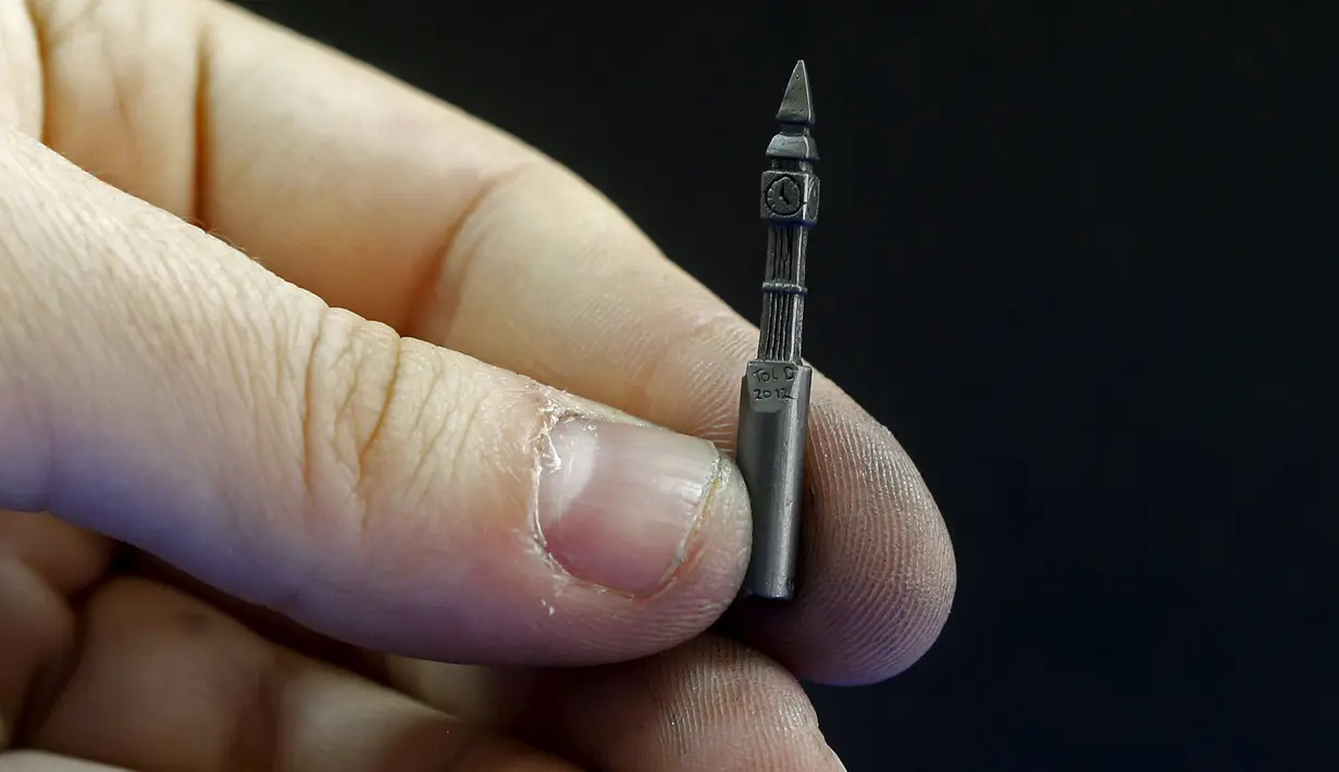 Ukiran dari ujung pensil berbentuk bangunan jam karya Jasenko Djordjevic di Tuzla, Bosnia dan Herzegovina, Selasa (26/4). Keterampilan Djordjevic membutuhkan konsentrasi penuh saat membuat ukiran miniatur. (REUTERS / Dado Ruvic)