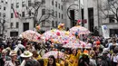 Sejumlah orang mengenakan kostum dan membawa payung saat mengikuti parade Paskah tahunan di sepanjang 5th Ave di New York City (4/1). Parade ini pun membolehkan siapa saja ikut berpartisipasi. (Stephanie Keith / Getty Images / AFP)