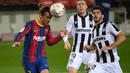 Penyerang Barcelona, Antoine Griezmann, menyundul bola saat melawan Levante pada laga Liga Spanyol di Stadion Camp Nou, Senin (14/12/2020). Barcelona menang dengan skor 1-0. (AFP/Lluis Gene)