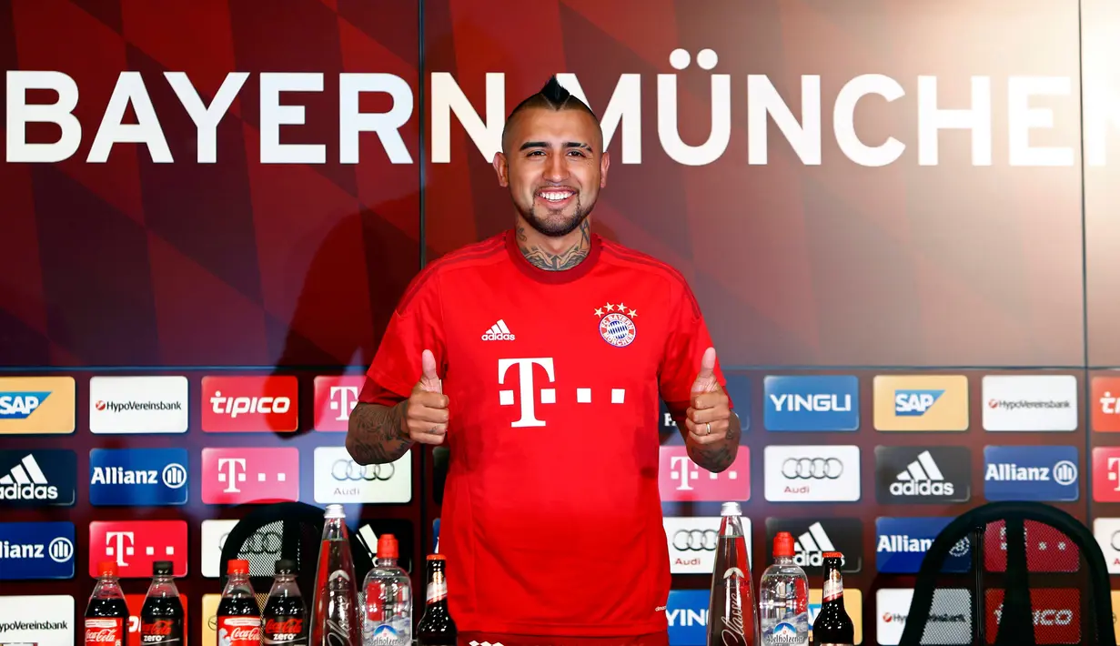 Arturo Vidal memberikan acungan jempol ketika memakai jersey Bayern Muenchen di Allianz Arena, Muenchen, Jerman (28/7/2015). Bayern Muenchen resmi mengontrak Vidal dengan kontrak selama empat musim. (REUTERS/Michaela REHL)