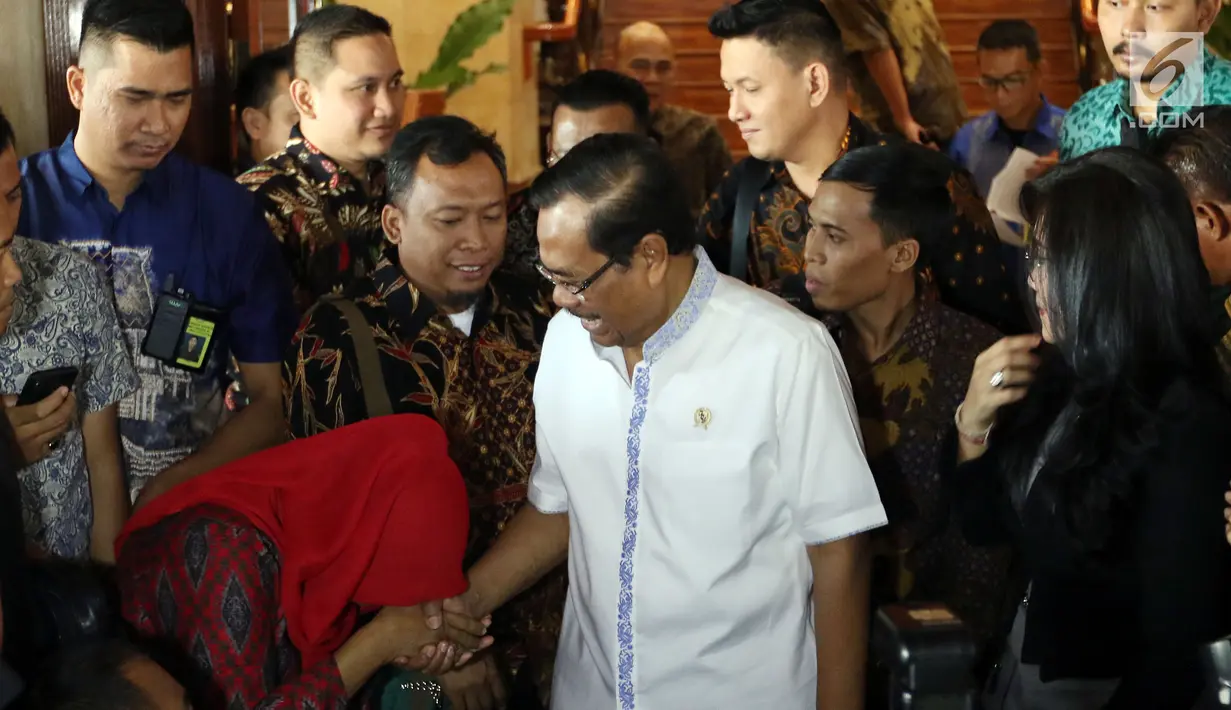 Terpidana kasus pelanggaran UU ITE, Baiq Nuril (kiri) mencium tangan Jaksa Agung HM Prasetyo usai bertemui di gedung Kejaksaan Agung, Jakarta, Jumat (12/7/2019). Kedatangan Baiq Nuril itu untuk mengajukan penangguhan eksekusi. (Liputan6.com/Johan Tallo)