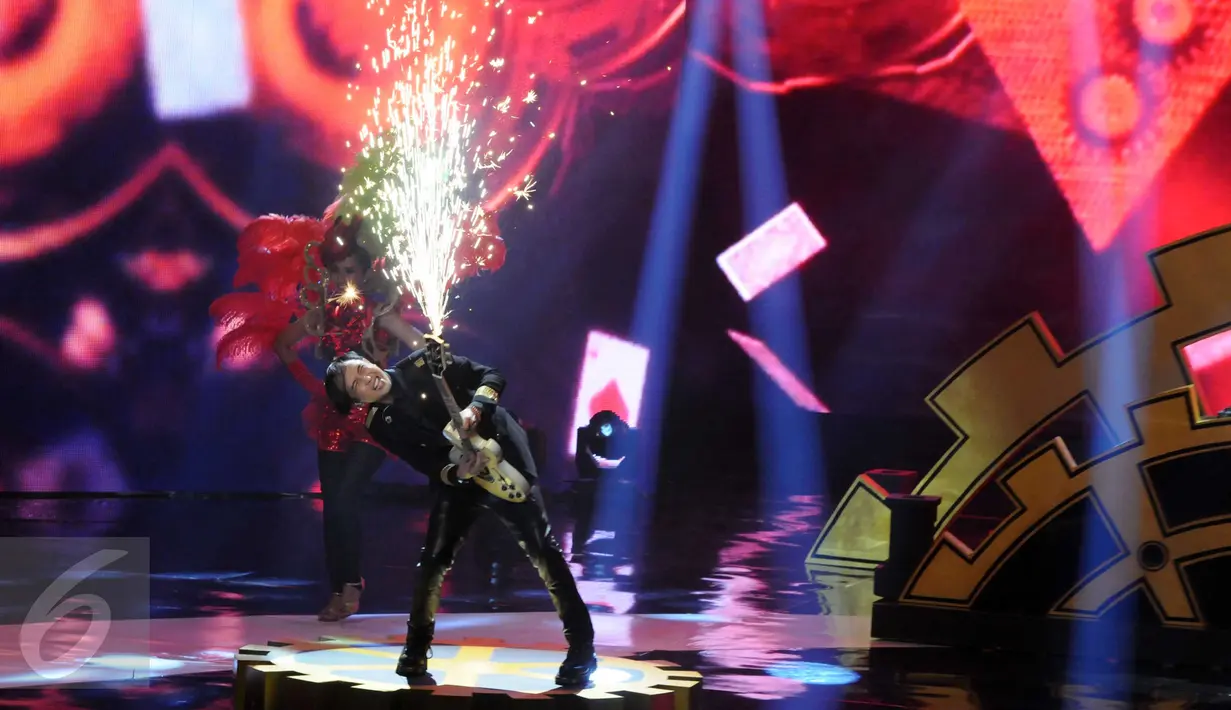 Musisi Piyu saat beraksi menggunakan gitar pada gelaran Indonesian Box Office Movie Awards (IBOMA) 2016 di Studio 6 Emtek City, Kamis (17/3). Sejumlah artis dan musisi tanah air hadir pada IBOMA 2016 kali ini. (Liputan6.com/Helmi Afandi)