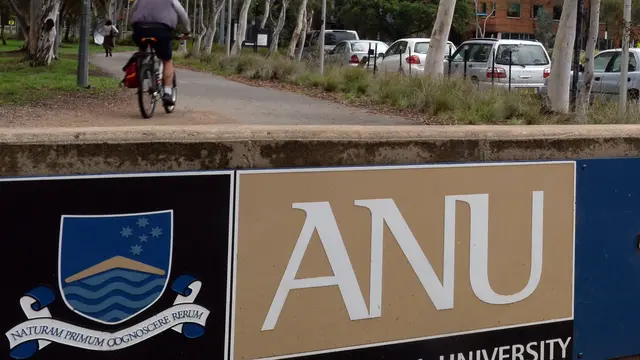 Papan penanda kampus Australia National University (AP/ Alan Porrit)