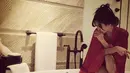 Syahrini selalu tampil cetar membahana. Saat berpose di atas bathtub, ia pun tampak begitu anggun. (Foto: instagram.com/princessyahrini)