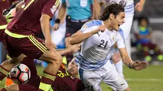 Penyerang Uruguay, Edinson Cavani kesakitan saat dilanggar  gelandang Venezuela,  Alejandro Guerra pada penyisihan Copa America  Centenario 2016 di Lincoln Financial Field, AS (10/6). Venezuela menang atas Uruguay 1-0. (Bill Streicher-USA TODAY Sports)