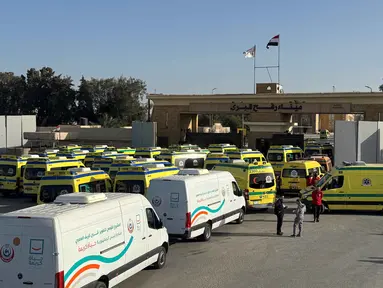 Ambulans menunggu di sisi Mesir sekitar gerbang penyeberangan perbatasan Rafah dengan Jalur Gaza di timur laut Mesir pada 1 Februari 2026. Perbatasan Rafah antara Gaza dengan Mesir kembali disibukkan dengan aktivitas. (Foto oleh AFP)