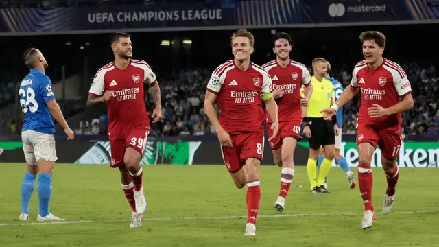 Pemain Arsenal Martin Odegaard (tengah) merayakan gol bersama rekan-rekan setimnya