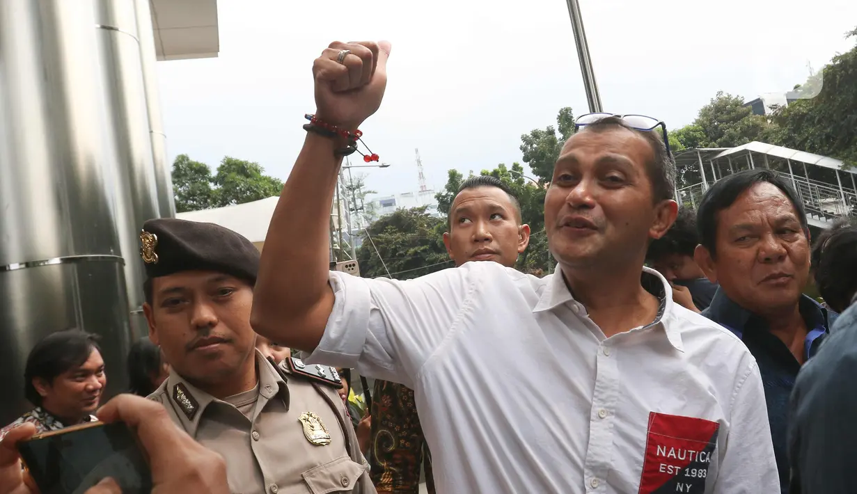 <p>Pria yang lebih dikenal dengan nama Eddy Hiariej tak mau berkomentar terkait materi klarifikasi yang dijalaninya di KPK, Senin, 20 Maret 2023. (Liputan6.com/Herman Zakharia)</p>