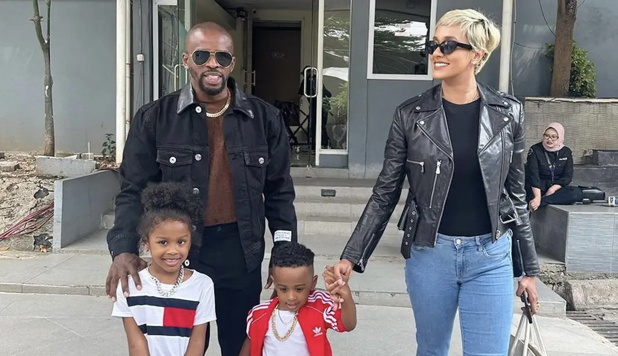 Kimberly juga tampil dengan atasan putih yang dipadukan mini skirt warna serasi. Sedangkan Kimmy mengenakan jaket kulit dipadukan celana denimnya. (@kimmyjayanti)