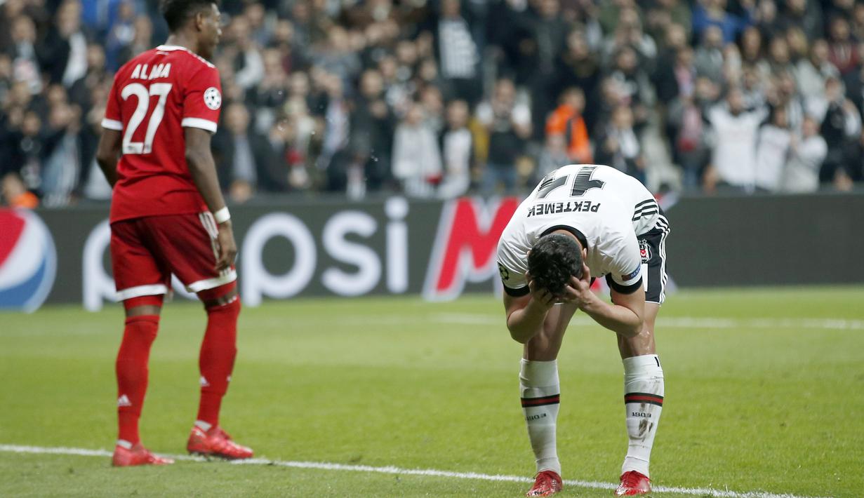 Ekspresi pemain Besiktas, Mustafa Pektemer (kanan) saat gagal mencetak gol ke gawang Bayern Munchen pada leg kedua 16 besar Liga Champions di Vodafone Stadyumu, Besiktas Park, Istanbul, (14/3/2018). Bayern menang 3-1.  (AP/Lefteris Pitarakis)