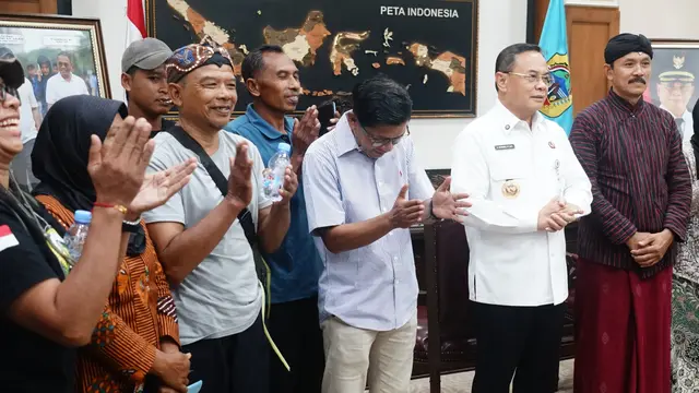 Perwakilan petani yang berunjuk rasa diterima oleh Bupati Pati.