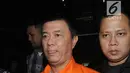 Pengusaha tim sukses Bupati Talaud, Benhur Lalenoh kenakan rompi tahanan usai menjalani pemeriksaan di Gedung KPK, Jakarta, Rabu (01/05/2019). Benhur terjaring OTT bersama Bupati Kepulauan Talaud Sri Wahyumi Maria Manalip, Bernard Hanafi, anak dari Bernard, dan sopir. (merdeka.com/Dwi Narwoko)