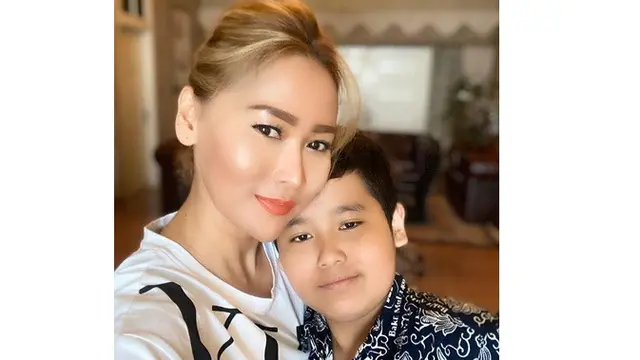 7 Potret Kebersamaan Inul Daratista dan Sang Putra, Buatkan Kue Ulang Tahun Spesial