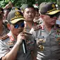 Kapolri Jenderal Tito Karnavian memberikan keterangan di lokasi ditemukannya bom aktif di Tangerang Selatan (Tangsel), Banten, Rabu (21/12). Selain menemukan tiga bom aktif, polisi juga mendapati bom pipa berada dalam ransel. (Liputan6.com/Helmi Afandi)