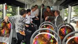 Gubernur DKI Basuki 'Ahok' Tjahaja Purnama (kedua kanan) bersama CEO Scania Swedia, Henrik Henriksson (kanan) saat test drive display bus Scania jenis premium Low City Bus di Balai Kota DKI Jakarta, Jumat (11/3). (Liputan6.com/Gempur M Surya)
