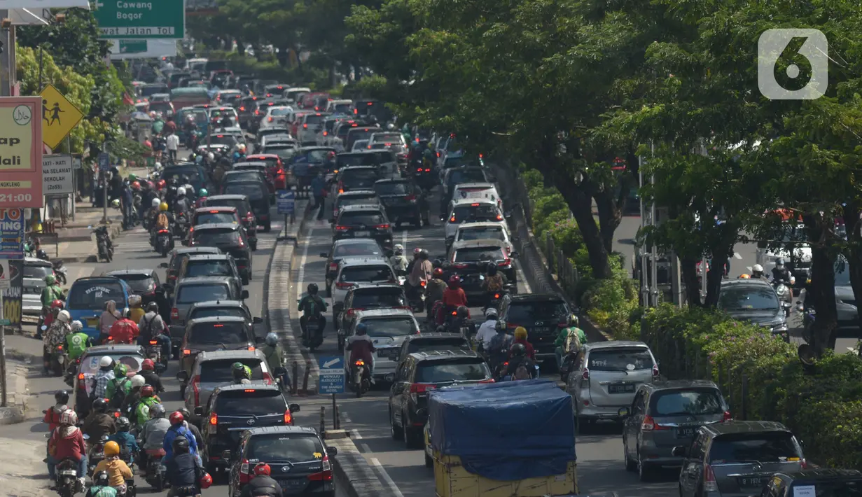 Kendaraan melintas di Jalan Margonda Raya Depok, Jawa Barat, Sabtu (25/9/2021). Pemerintah Kota Depok dan Polres Metro Depok berencana menerapkan kebijakan ganjil-genap di Jalan Margonda Raya yang terfokus di ruas Jalan Margonda sebelum flyover UI sampai simpang Ramanda. (merdeka.com/Imam Buhori)