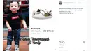 Lihat penampilan Arsya yang  masih kecil namun sangat tampan ini. Sneakers warna putih yang dikenakannya mencapai hingga Rp. 2.275.000. Untuk ukuran anak sekecilnya, sepertinya sepatu ini cukup mahal. (Instagram/fashion.thehermasnyah)